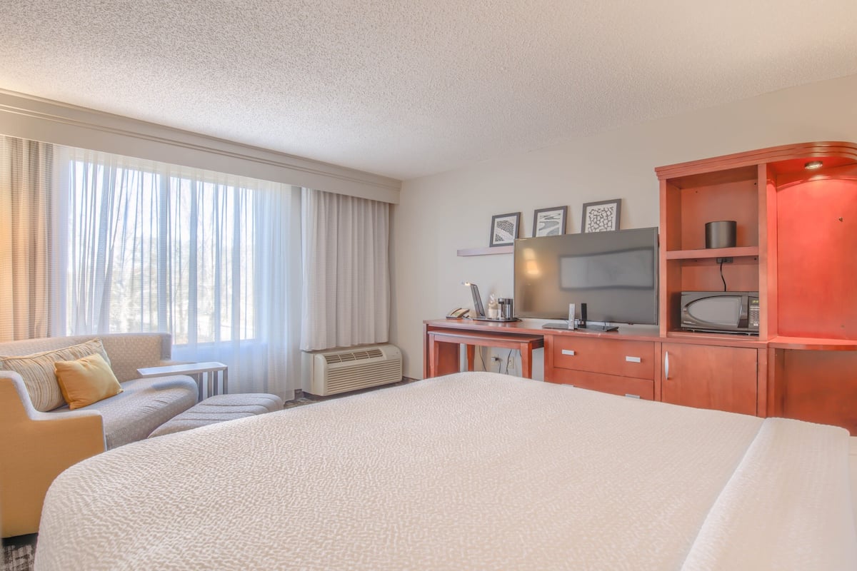 1 bedroom, in-room safe, desk, iron/ironing board