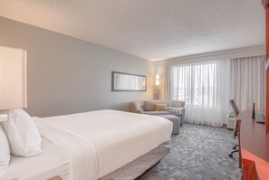 Safe på rommet, skrivebord, strykejern/-brett og barnesenger (inkludert)