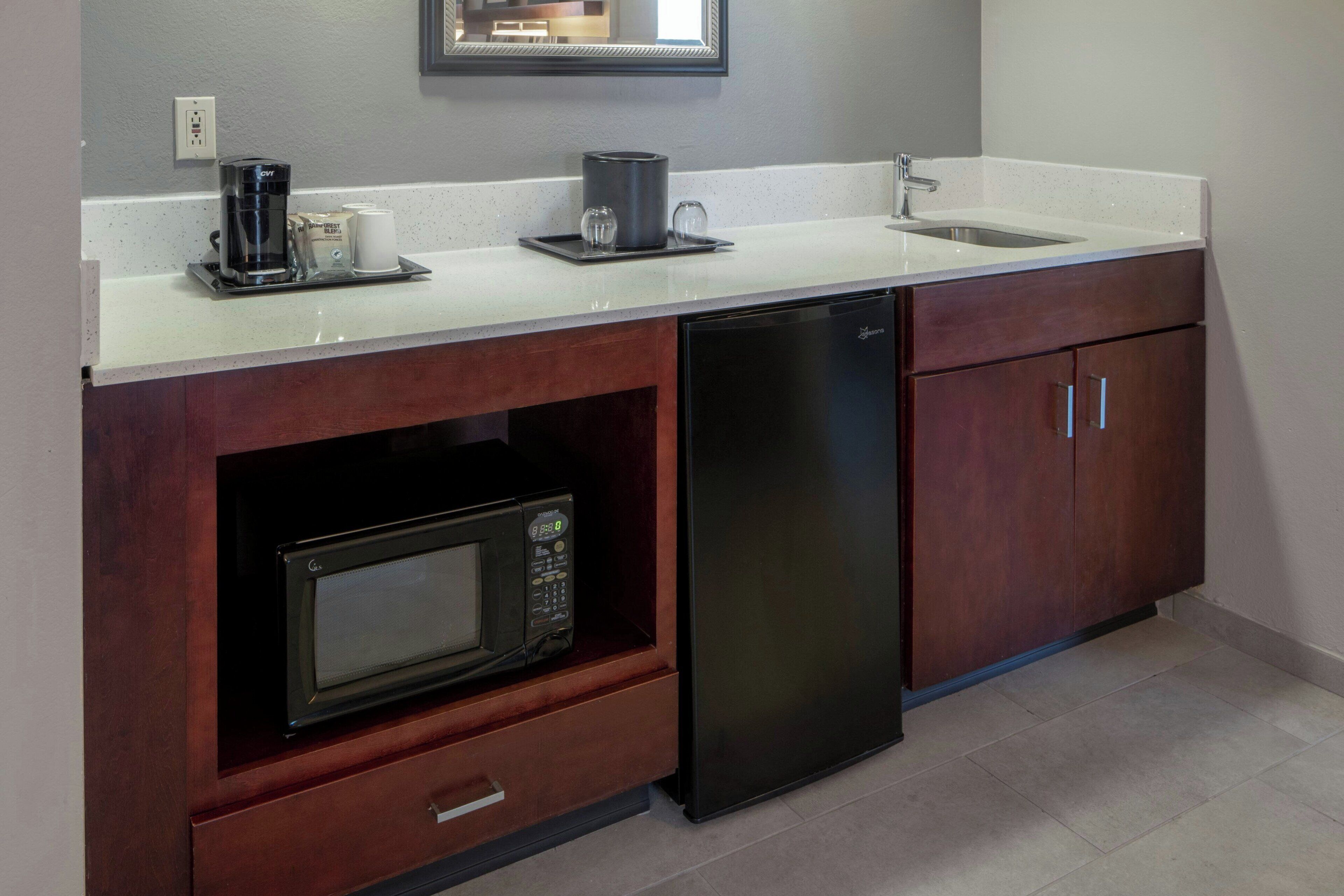 executive suite, 1 bedroom | bar (on property)