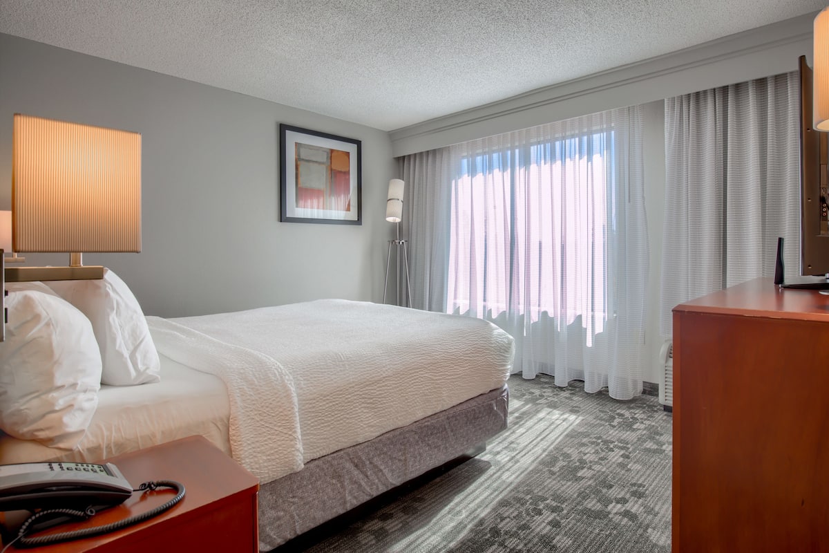 1 bedroom, in-room safe, desk, iron/ironing board