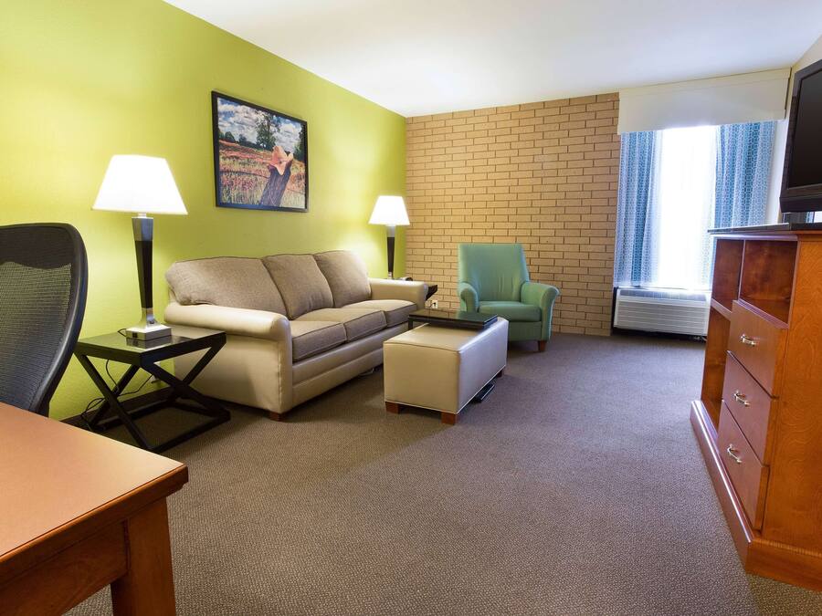 Suite, 1 slaapkamer, niet-roken | Een bureau, verduisterende gordijnen, een strijkplank/strijkijzer