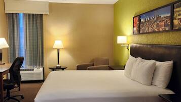 Phòng, 1 giường cỡ king, trang thiết bị hỗ trợ người khiếm thính (Mobility, Roll-in Shower) | Bàn, màn/rèm cản sáng, bàn ủi/dụng cụ ủi quần áo