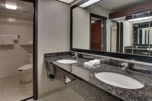 Combined shower/tub, free toiletries, hair dryer, towels - Heritage Inn Suites Houston/Sugar Land, Trademark by Wyndham (Sugar Land)