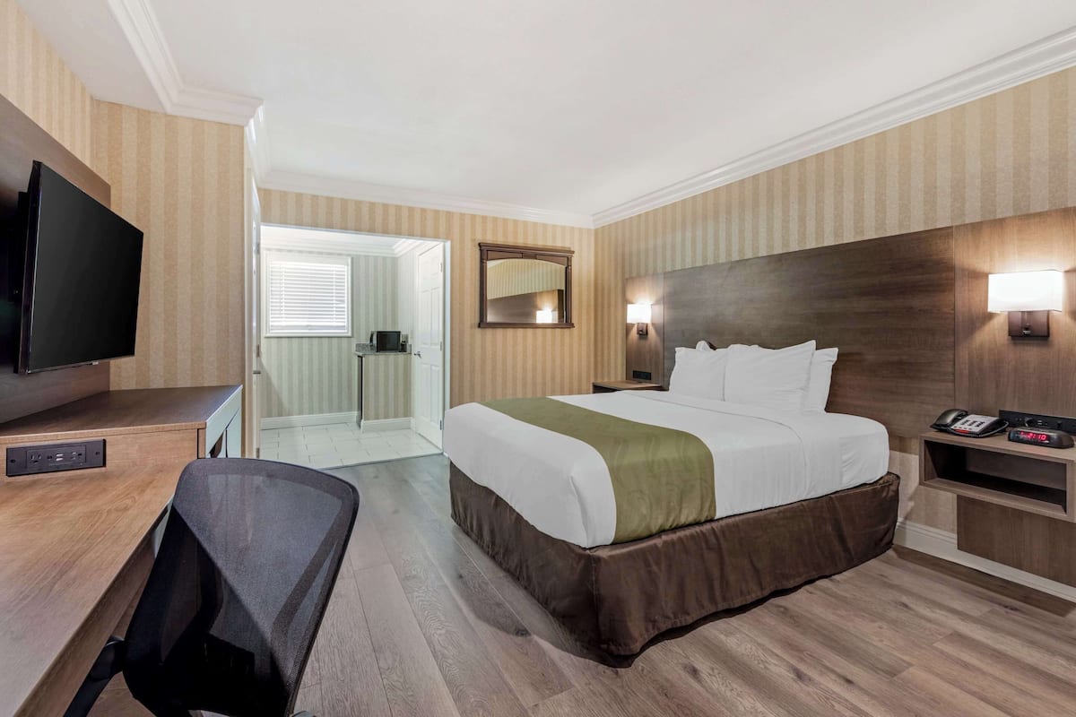 Standard Room, 1 Queen Bed, Non Smoking | Cofres nos quartos, escrivaninha, cortinas blackout