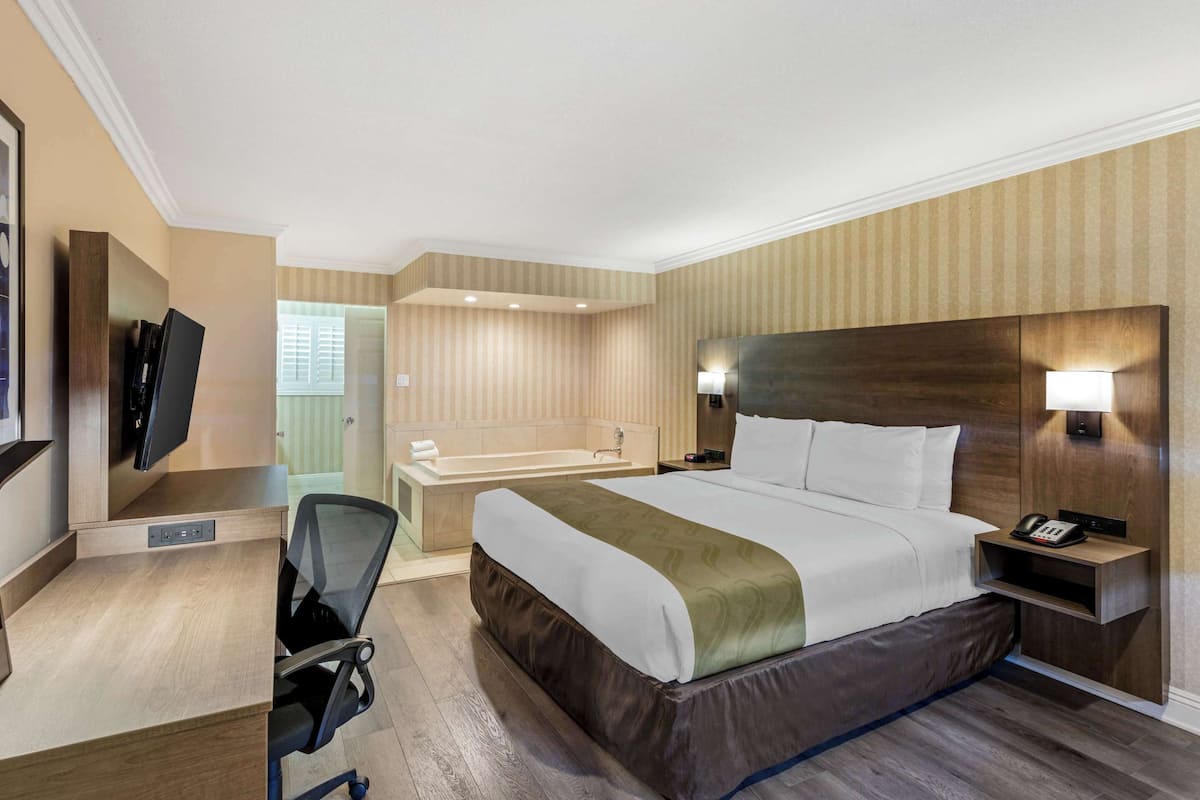 Deluxe Room, 1 King Bed, In-Room Hot Tub, Non Smoking | 客房內保險箱、書桌、遮光布/窗簾、隔音