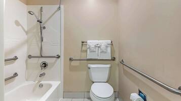 Standard Room, 2 Queen Beds, Accessible Tub, Non Smoking | Peti besi dalam bilik, meja, langsir/tirai gelap terus, kalis bunyi