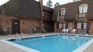 Outdoor pool - Econo Lodge Colonial (Williamsburg)