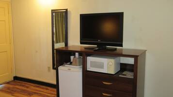 Room, 1 King Bed | Coffee and/or coffee maker