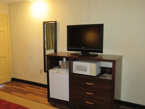 Room, 1 King Bed | Coffee and/or coffee maker