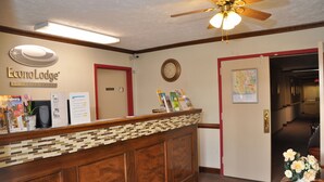 Reception - Econo Lodge Colonial (Williamsburg)