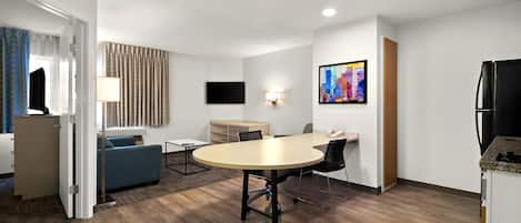 Chambre, 1 grand lit, accessible aux personnes à mobilité réduite, non-fumeur (Roll-In Shower) | 1 chambre, literie hypoallergénique, bureau