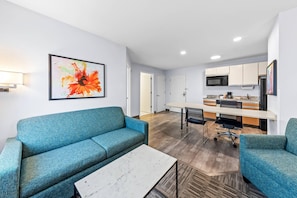 Studio Suite, 1 Tempat Tidur Queen dengan tempat tidur Sofa, akses difabel (Roll-In Shower) | Seprai antialergi, meja kerja, dan ruang kerja ramah laptop