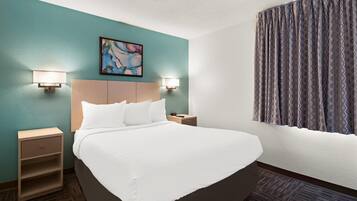 1 bedroom, hypo-allergenic bedding, desk, laptop workspace