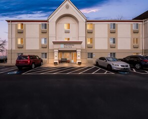 Exterior - MainStay Suites Cincinnati Blue Ash (Cincinnati)