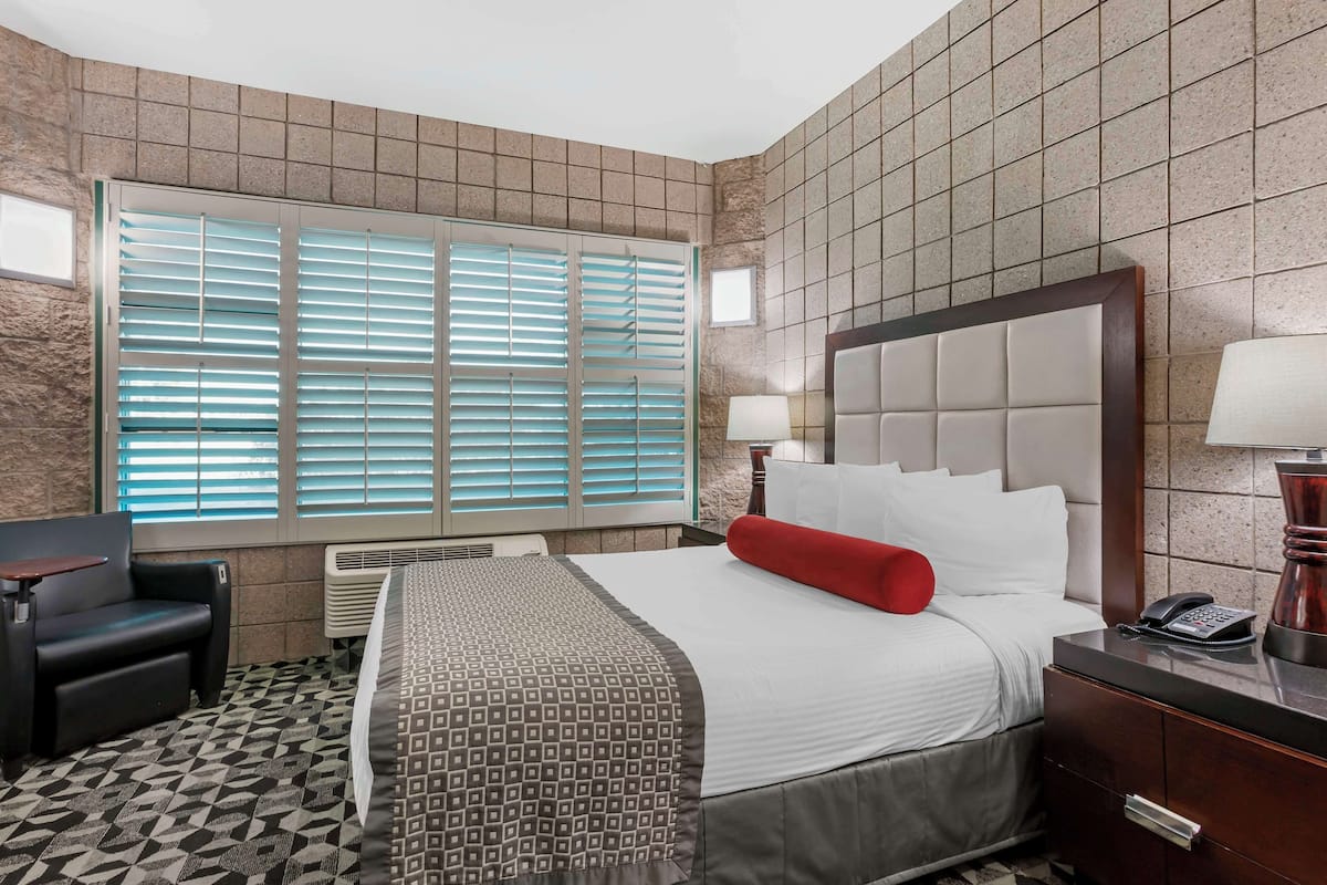 Standard Room, 1 Queen Bed, Accessible, Non Smoking