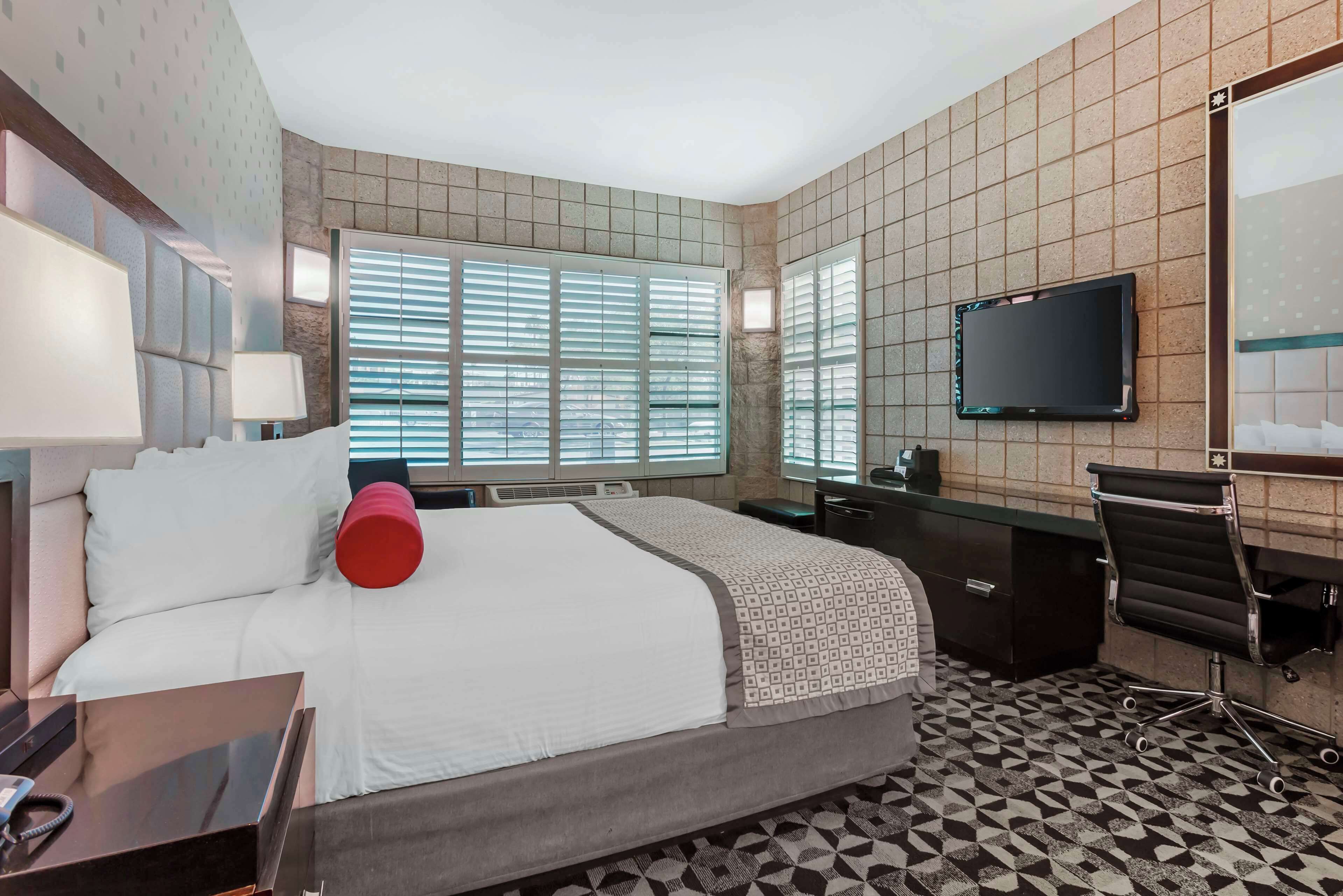 standard room, 1 king bed, non smoking, jetted tub | in-room safe, desk, laptop workspace, iron/ironing board