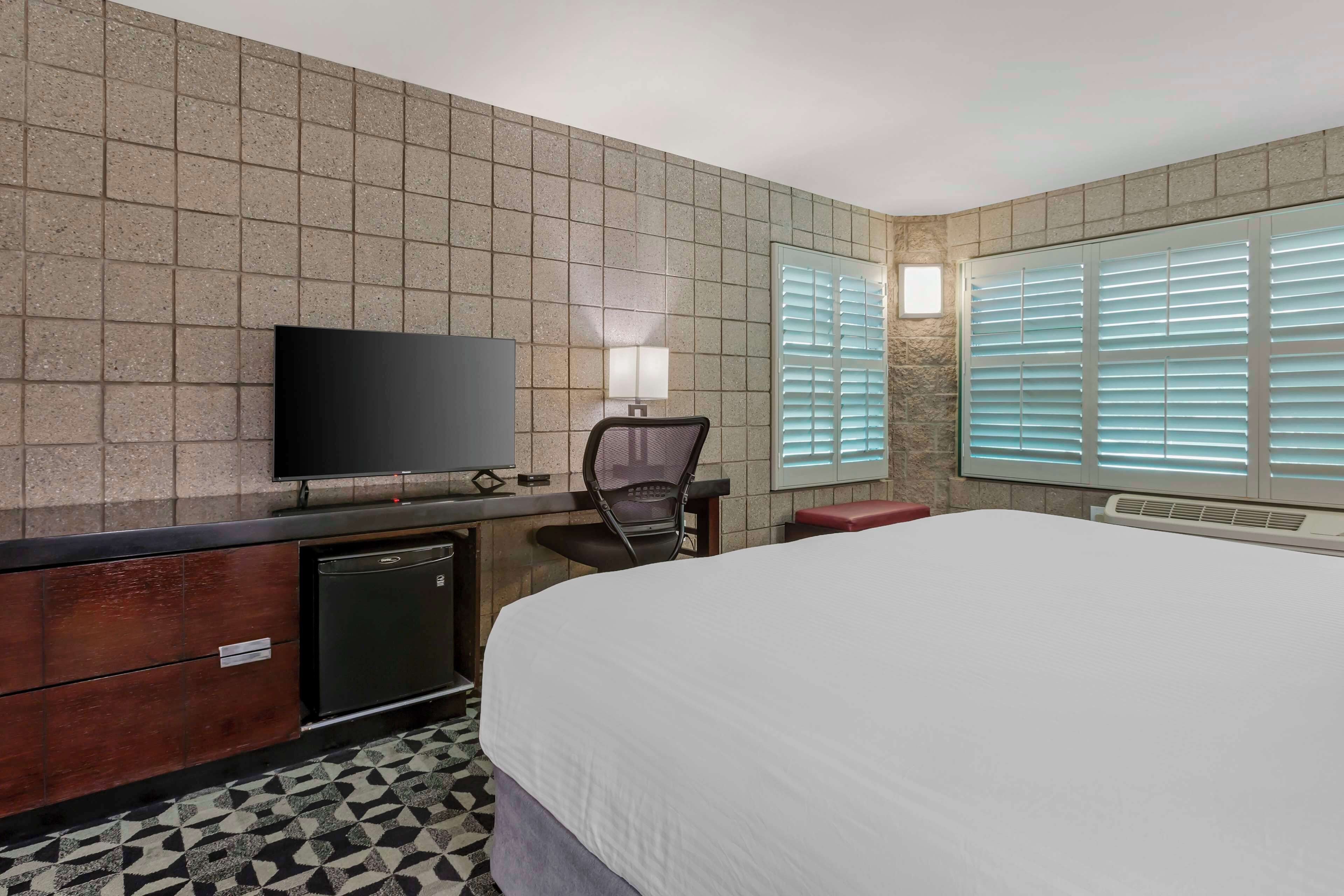 standard room, 1 king bed, non smoking | in-room safe, desk, laptop workspace, iron/ironing board