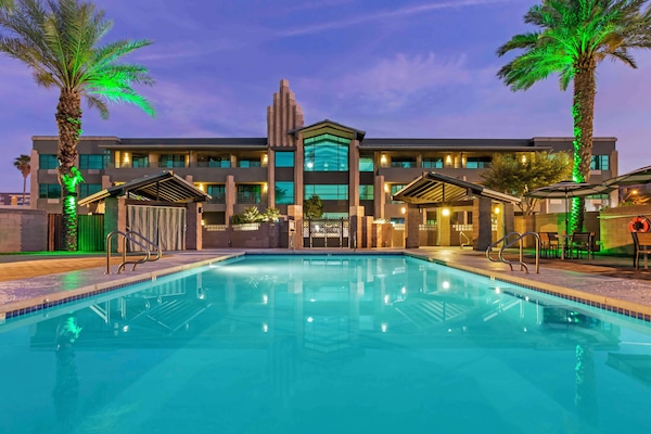 Piscina externa, funciona das 8h às 20h, espreguiçadeiras