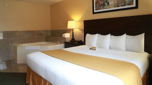 Desk, blackout curtains, iron/ironing board, free cots/infant beds - Quality Inn and Suites Seattle Center Downtown (Seattle)
