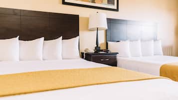 Standard Room, 2 Queen Beds, Non Smoking (Space Needle View) | Living area