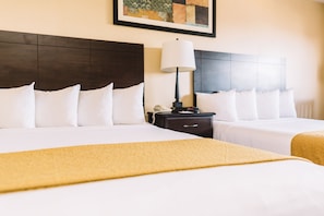 Standard Room, 2 Queen Beds, Non Smoking (Space Needle View) | Living area | Flat-screen TV