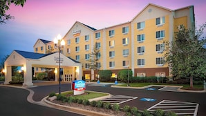 Ein Fairfield Inn & Suites by Marriott Hotel mit Parkplatz und Schild für barrierefreien Zugang.