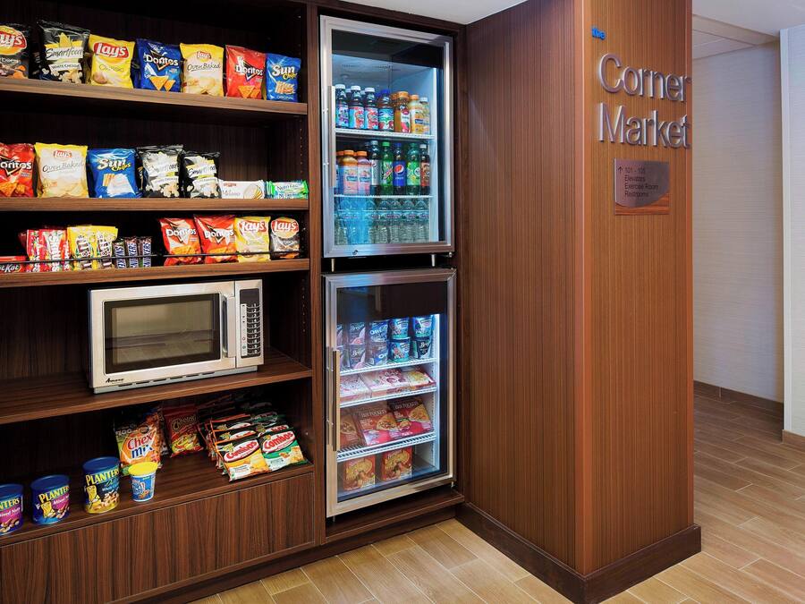 Ein Getränke- und Snackautomat, platziert in einer Ecke eines Raumes mit Holzvertäfelung.