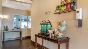 Buffet ben organitzat amb cafetera, barra de plats combinats i zona de begudes.