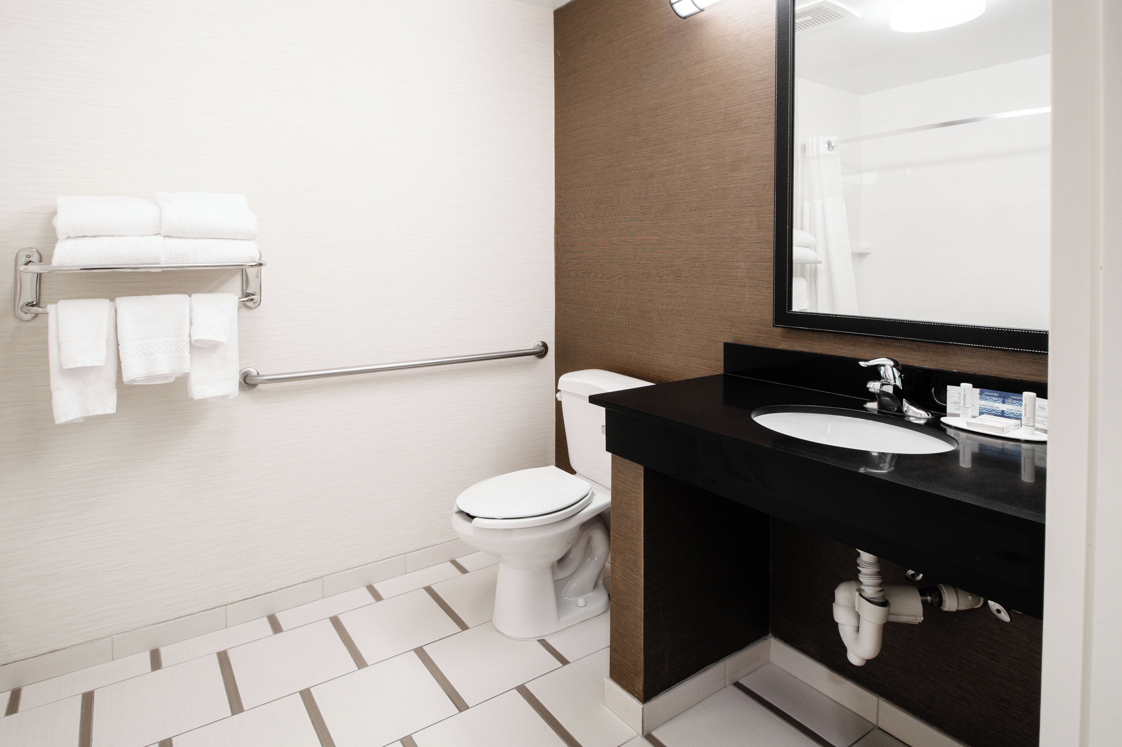 combined shower/bathtub, hydromassage showerhead, designer toiletries