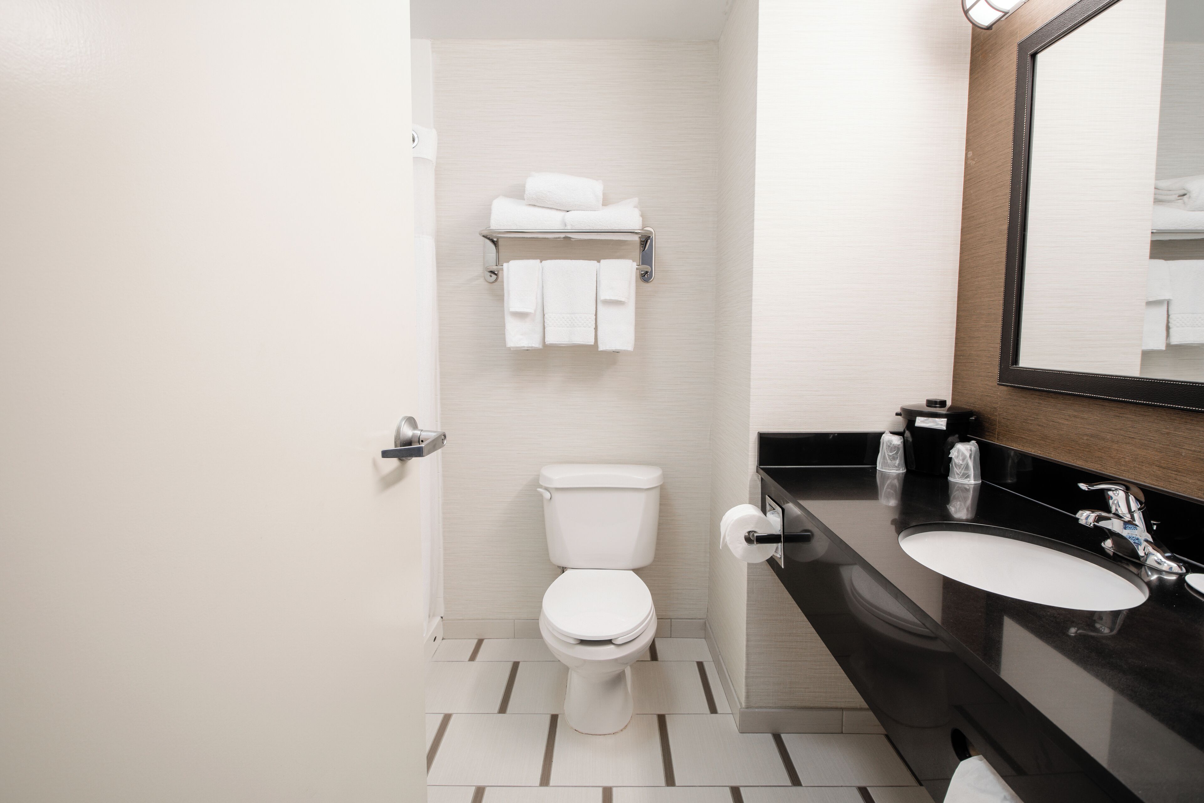 combined shower/bathtub, hydromassage showerhead, designer toiletries