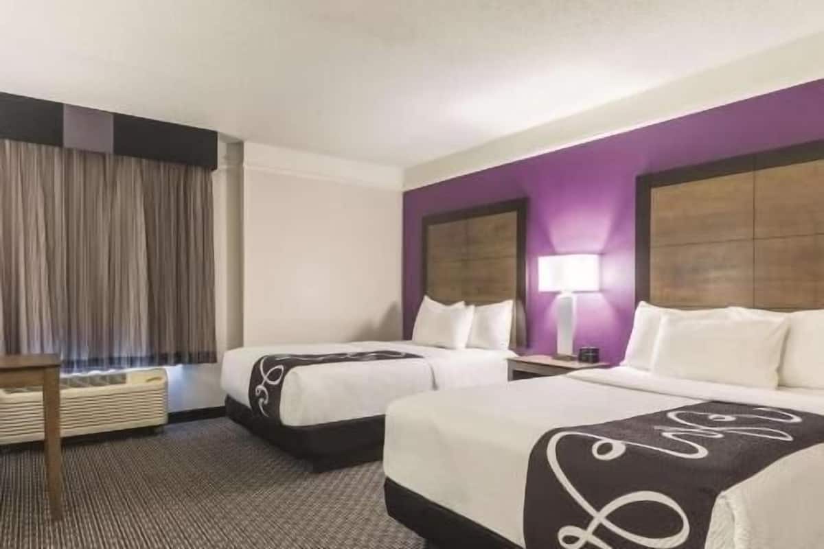 Ropa de cama de alta calidad, escritorio y cortinas blackout