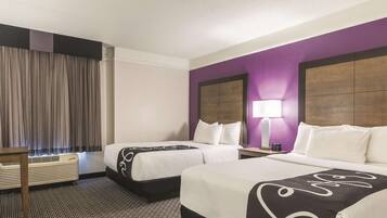 Kamer, 2 tweepersoonsbedden, niet-roken | Luxe beddengoed, een bureau, verduisterende gordijnen