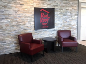 Lobby sitting area - Red Roof Inn & Suites San Angelo (San Angelo)