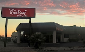 Exterior - Red Roof Inn & Suites San Angelo (San Angelo)