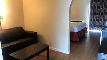 Escritorio, espacio para trabajar con laptop y cortinas blackout