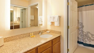 Combined shower/bathtub, free toiletries, hair dryer, towels