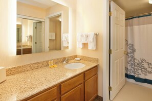 Ensemble douche/baignoire, articles de toilette gratuits, sèche-cheveux