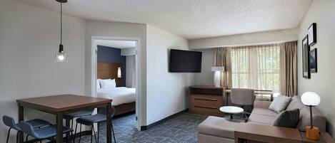 Suite, 2 Schlafzimmer | Wohnzimmer | Flachbildfernseher