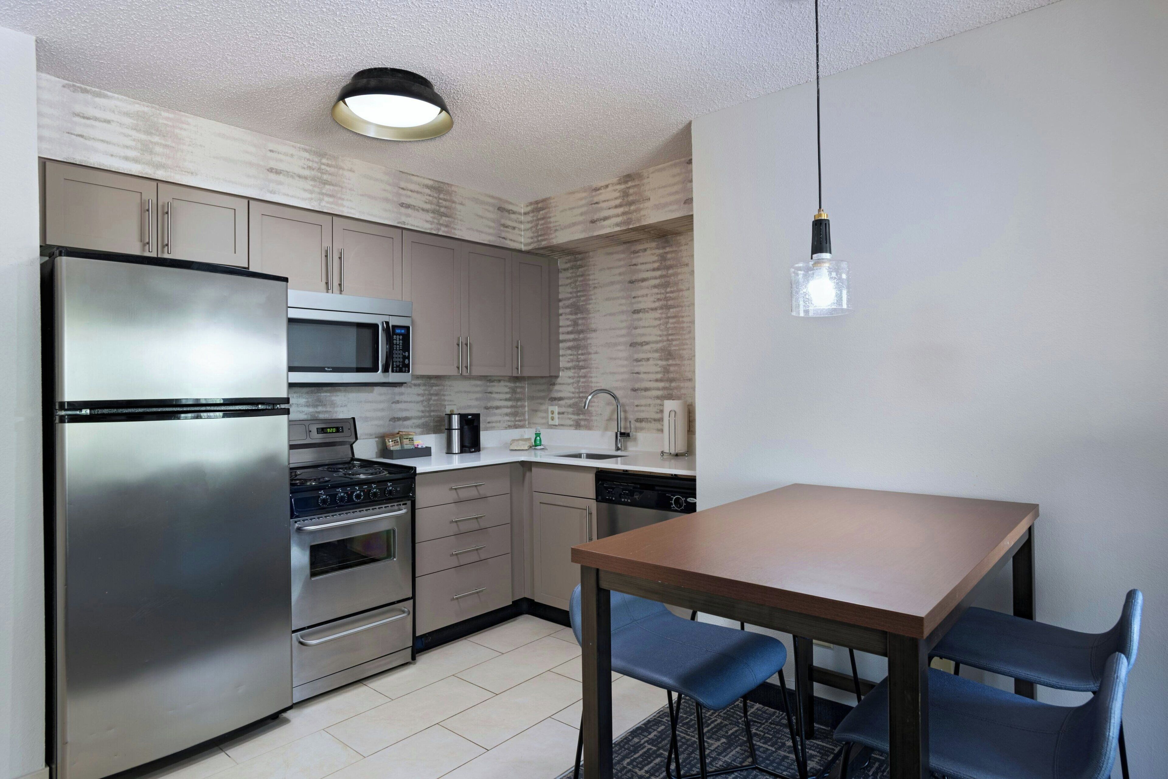 Suite, 2 habitaciones | Ropa de cama de alta calidad, escritorio, cortinas opacas