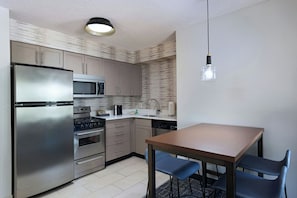 套房, 2 间卧室 | 高档床上用品、办公桌、遮光窗帘、熨斗/熨衣板