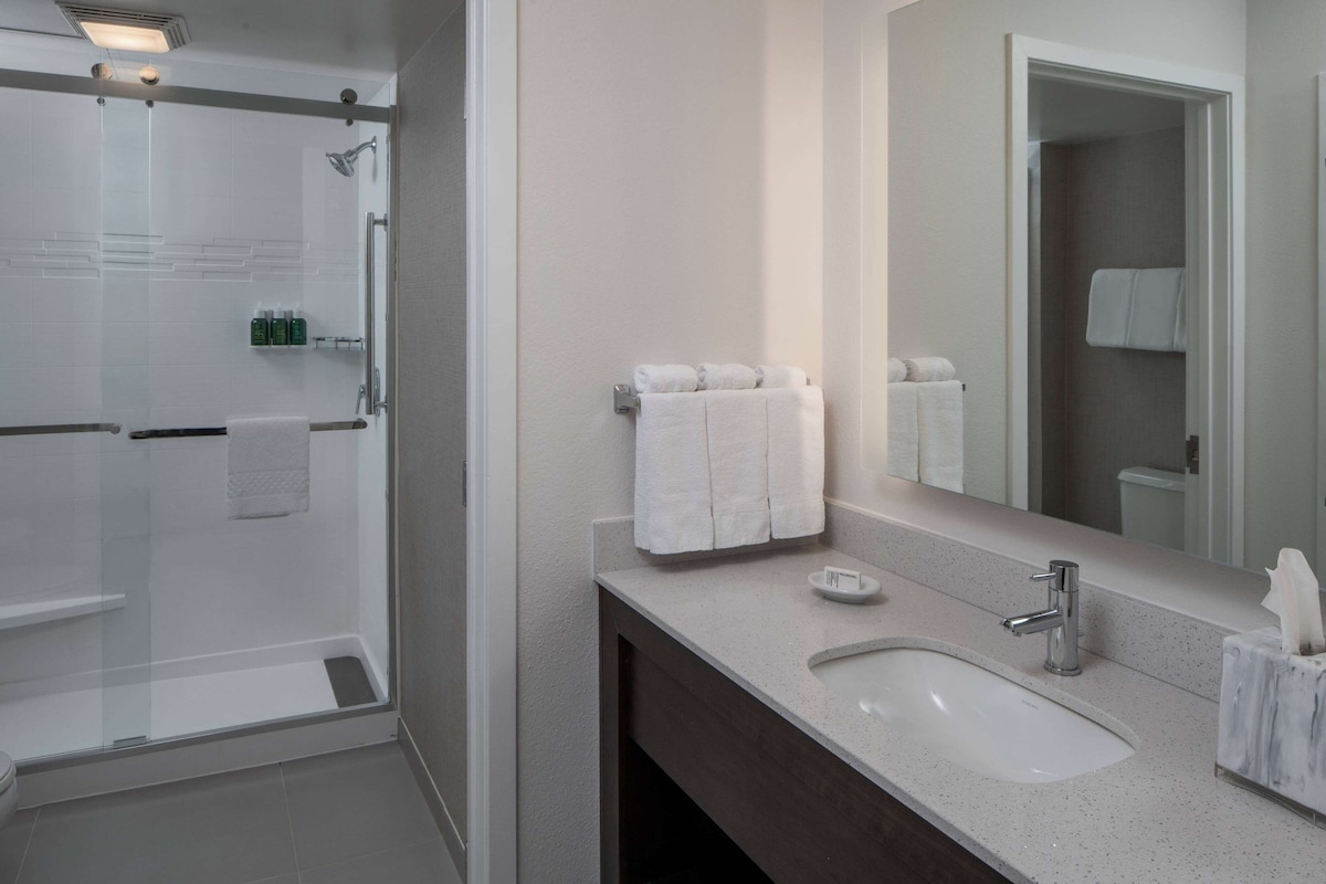 Kamar mandi | Perlengkapan mandi gratis, pengering rambut, handuk, dan sabun