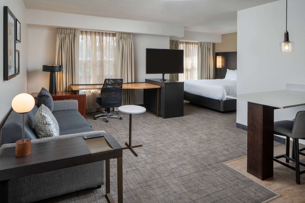 1 bedroom, desk, laptop workspace, blackout drapes