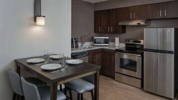 Réfrigérateur, four à micro-ondes, surface de cuisson, lave-vaisselle