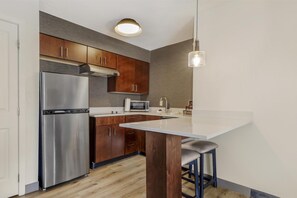 Desk, laptop workspace, blackout drapes, iron/ironing board - Sonesta ES Suites Fairfax Fair Lakes (Fairfax)