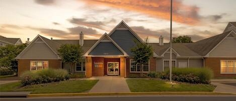 Fachada de la propiedad por la tarde o noche