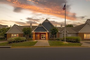Fachada de la propiedad por la tarde o noche