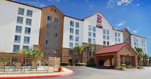 Exterior - Red Roof Inn PLUS+ San Antonio Downtown - Riverwalk (San Antonio)