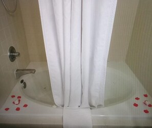 Romantic Room, Jetted Tub | Bathroom - FairBridge Inn & Suites Sunnyside (Sunnyside)