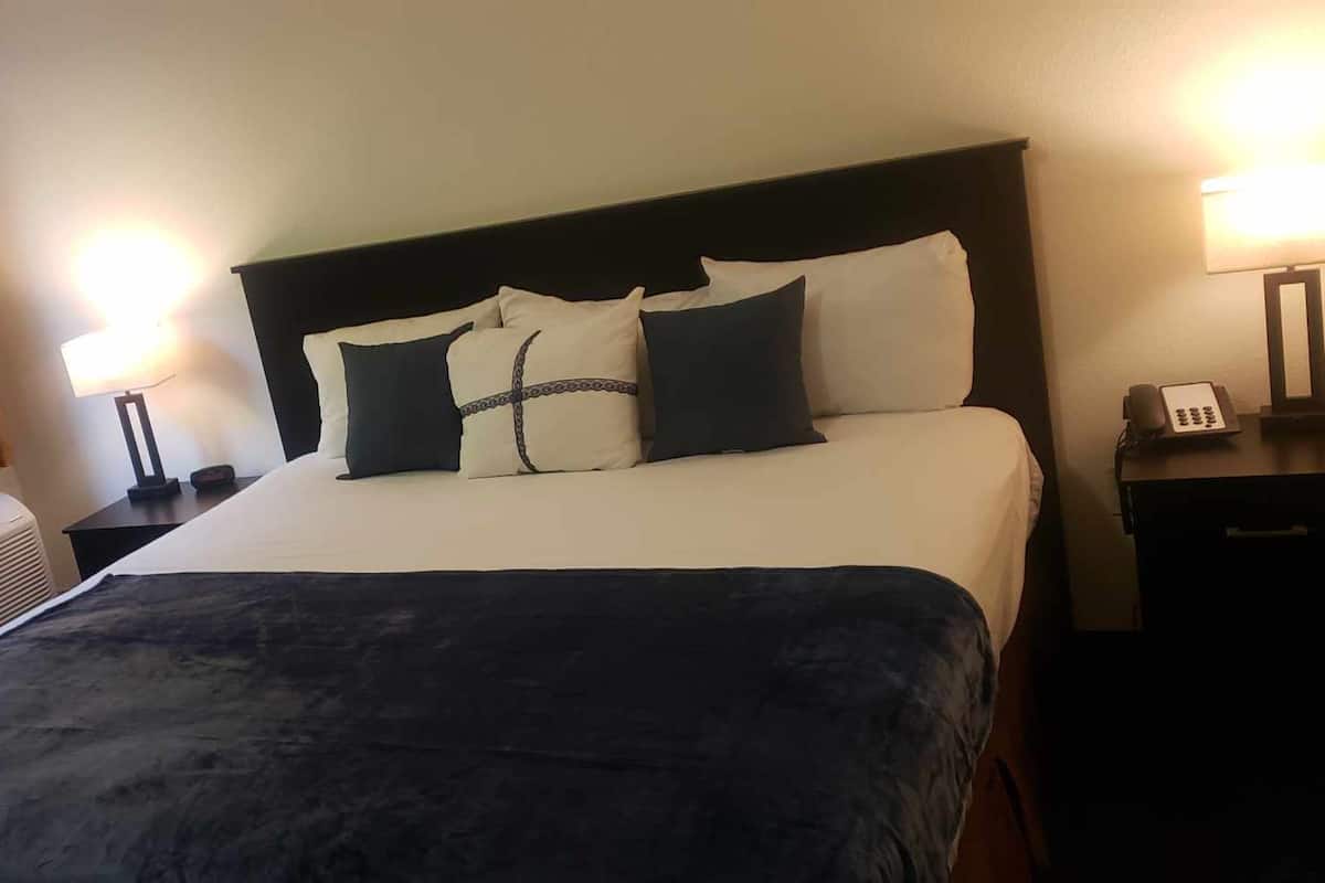 Habitación romántica, hidromasaje | Escritorio, espacio para trabajar con laptop y cortinas blackout