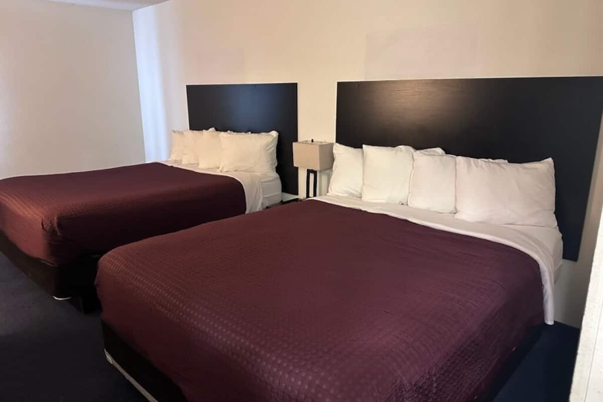 Escritorio, espacio para trabajar con laptop y cortinas blackout